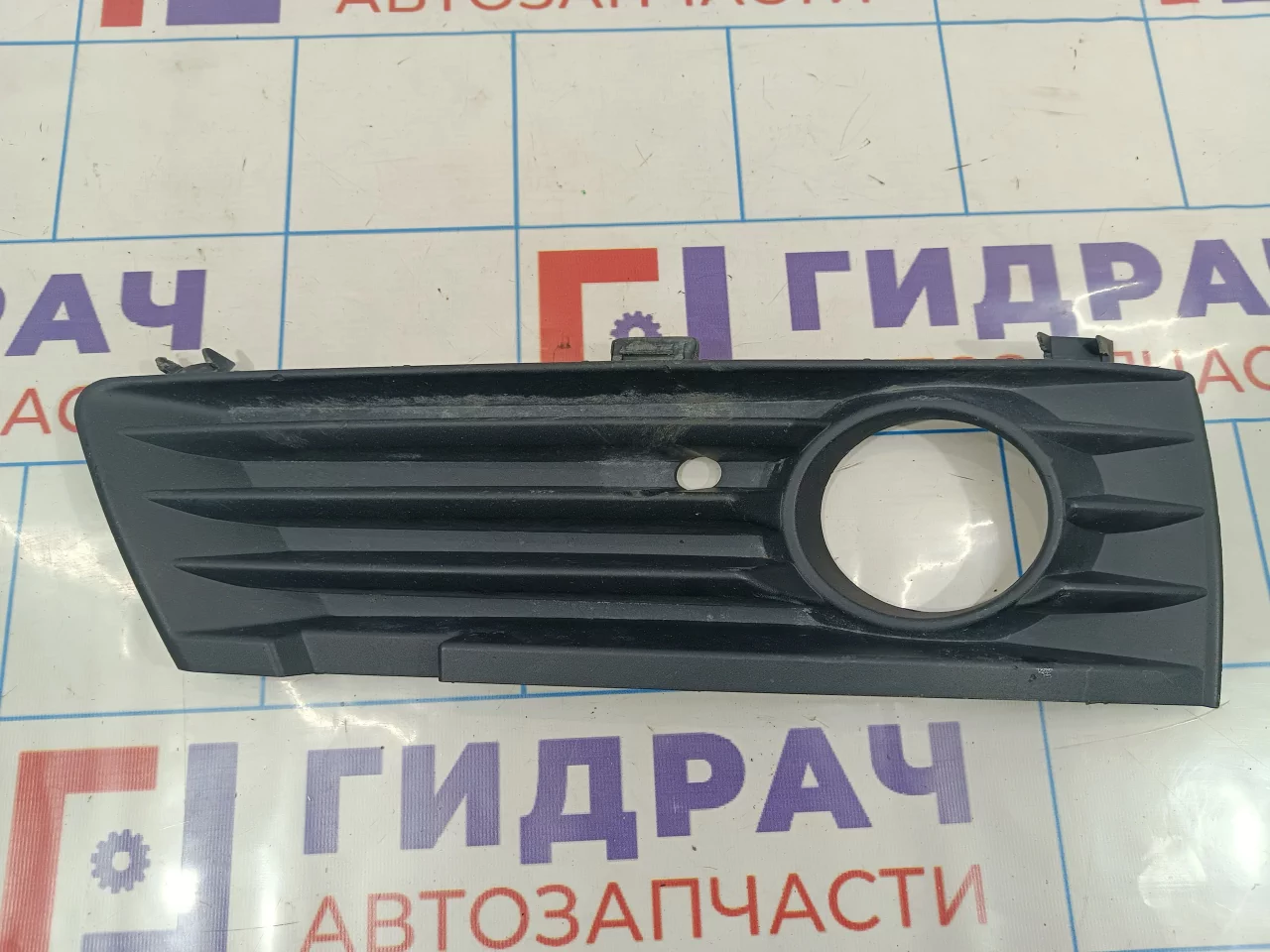 Решетка в бампер правая Opel Zafira B 13124990